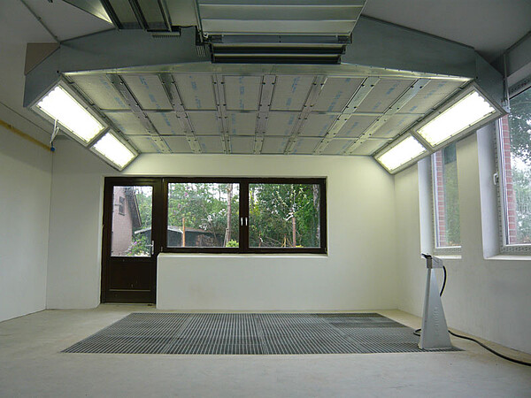 Распылительная комната с вытяжкой под полом и потолком приточного воздуха