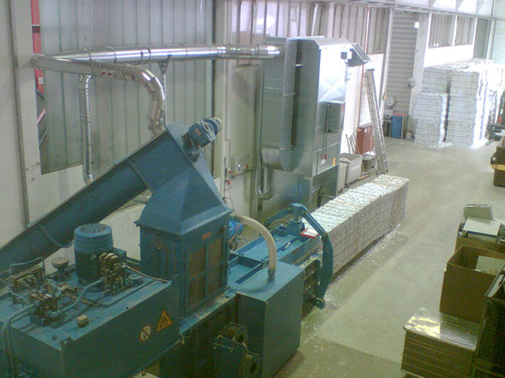 Paper baling press for the separated chips