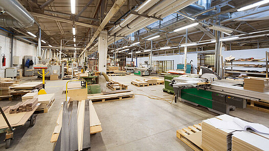 Blick in die Holzverarbeitung der Möbelindustrie