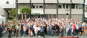Gruppenfoto der Schuko Mitarbeiter zum 50. Firmenubiläum
