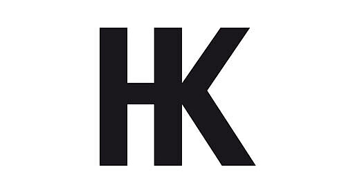 czarne litery "HK" na białym tle
